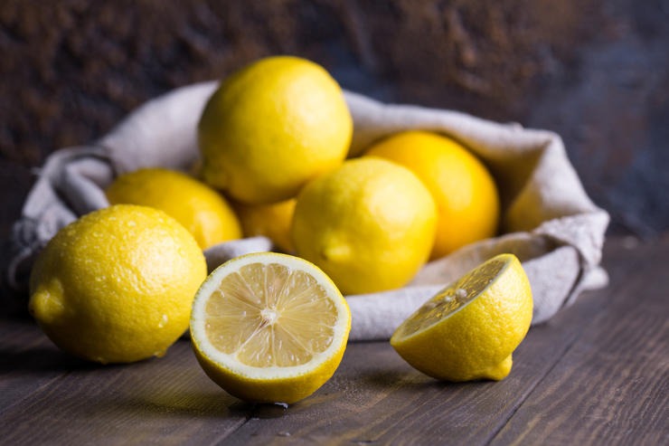 Group of fresh lemon on an old vintage wooden table Що не варто використовувати у догляді за обличчям - 26/02/2021