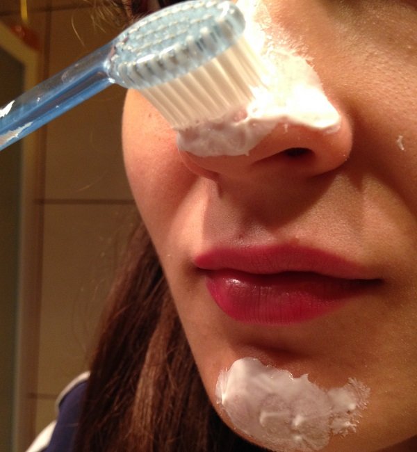 чистка обличчя зубною пастою