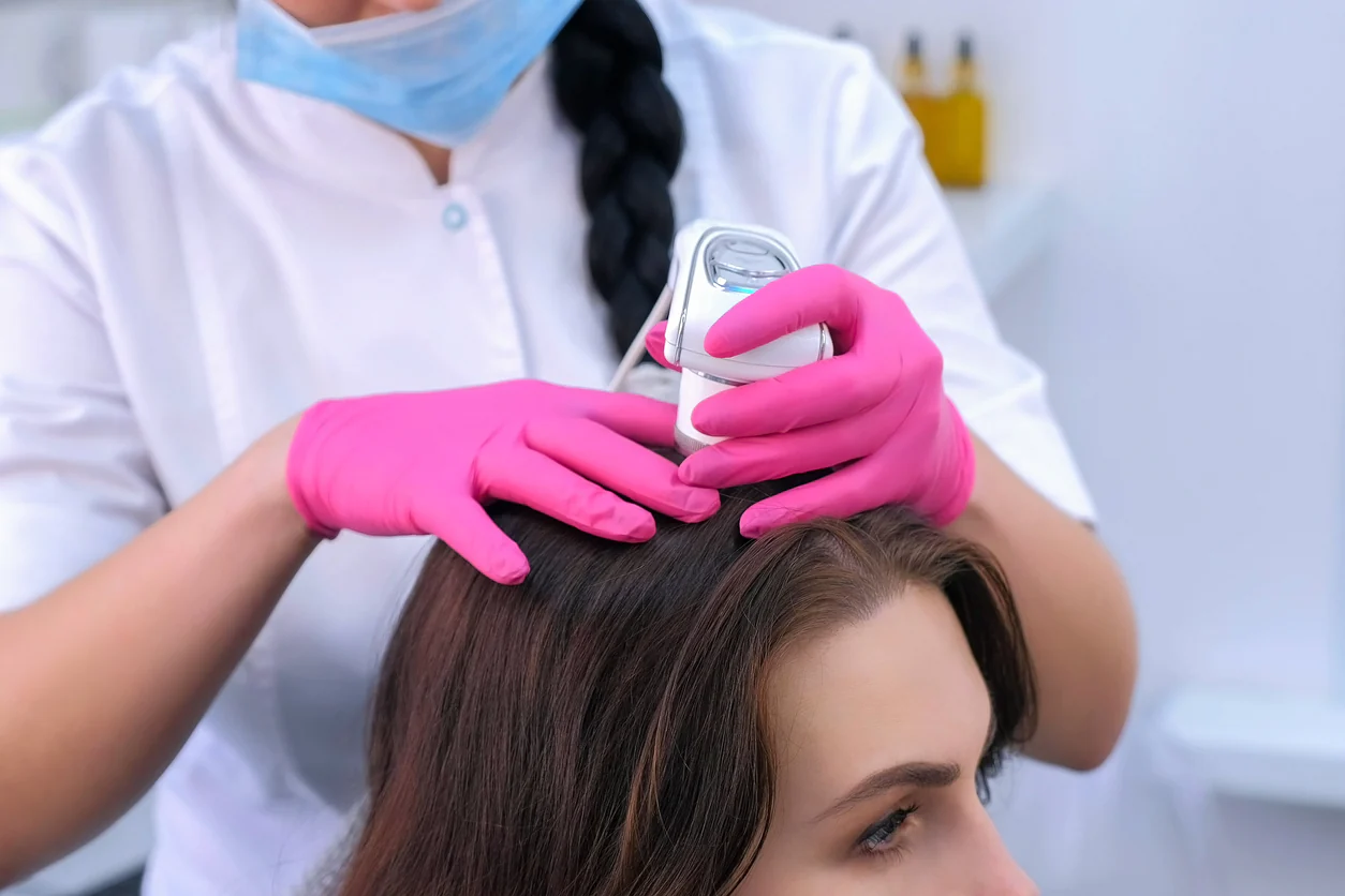 Що показує трихоскоп? Повний аналіз волосся та шкіри голови за 15 хвилин. Нове обладнання в FineLine, яке змінює підхід до лікування випадіння волосся